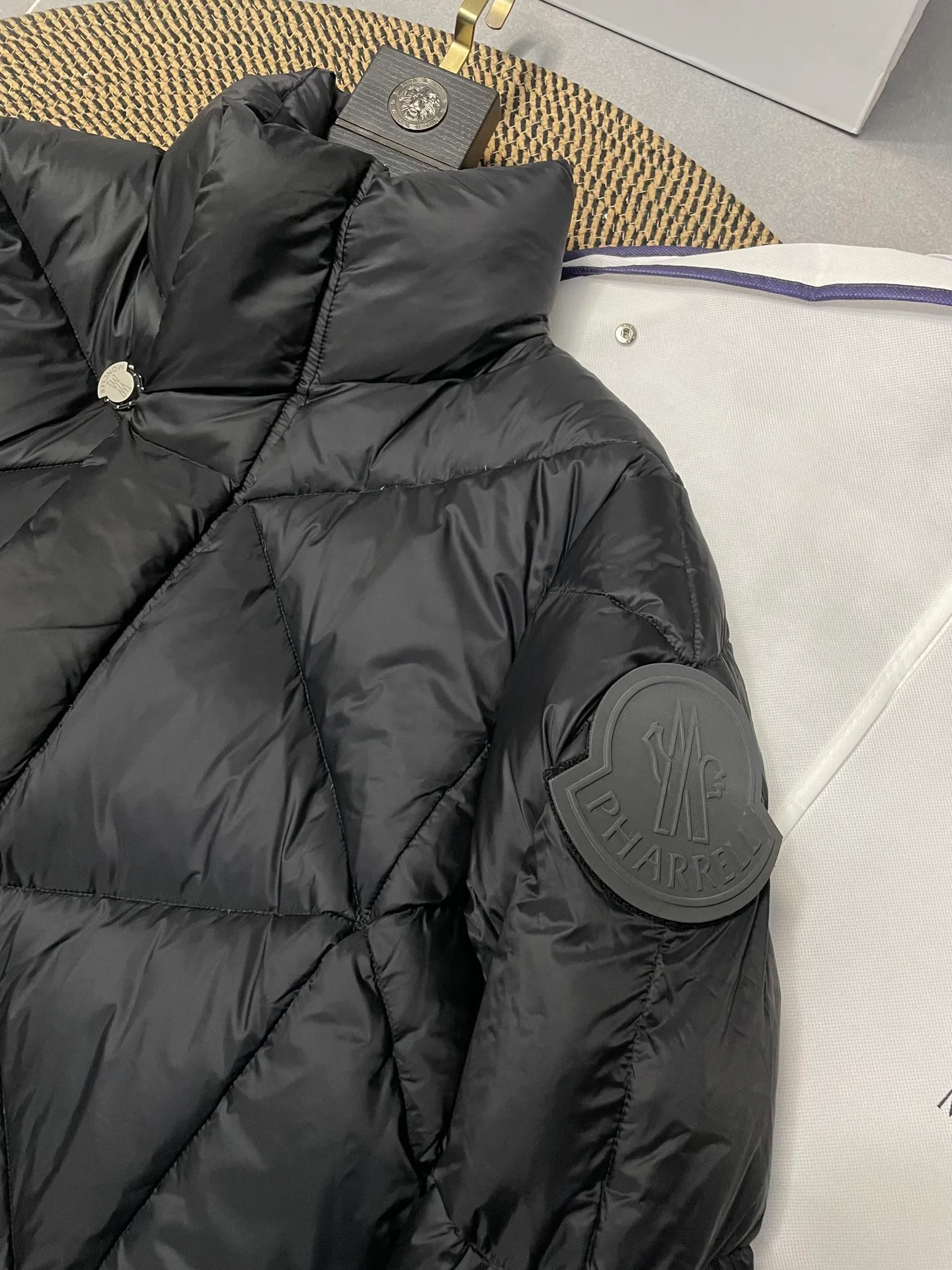 Moncler Pharrell Williams Series。 90 Moncler Genius ， Oak ， ， ， 。 ， 。 LOGO ， 。 Versatile ， ， 。 Size：1-5